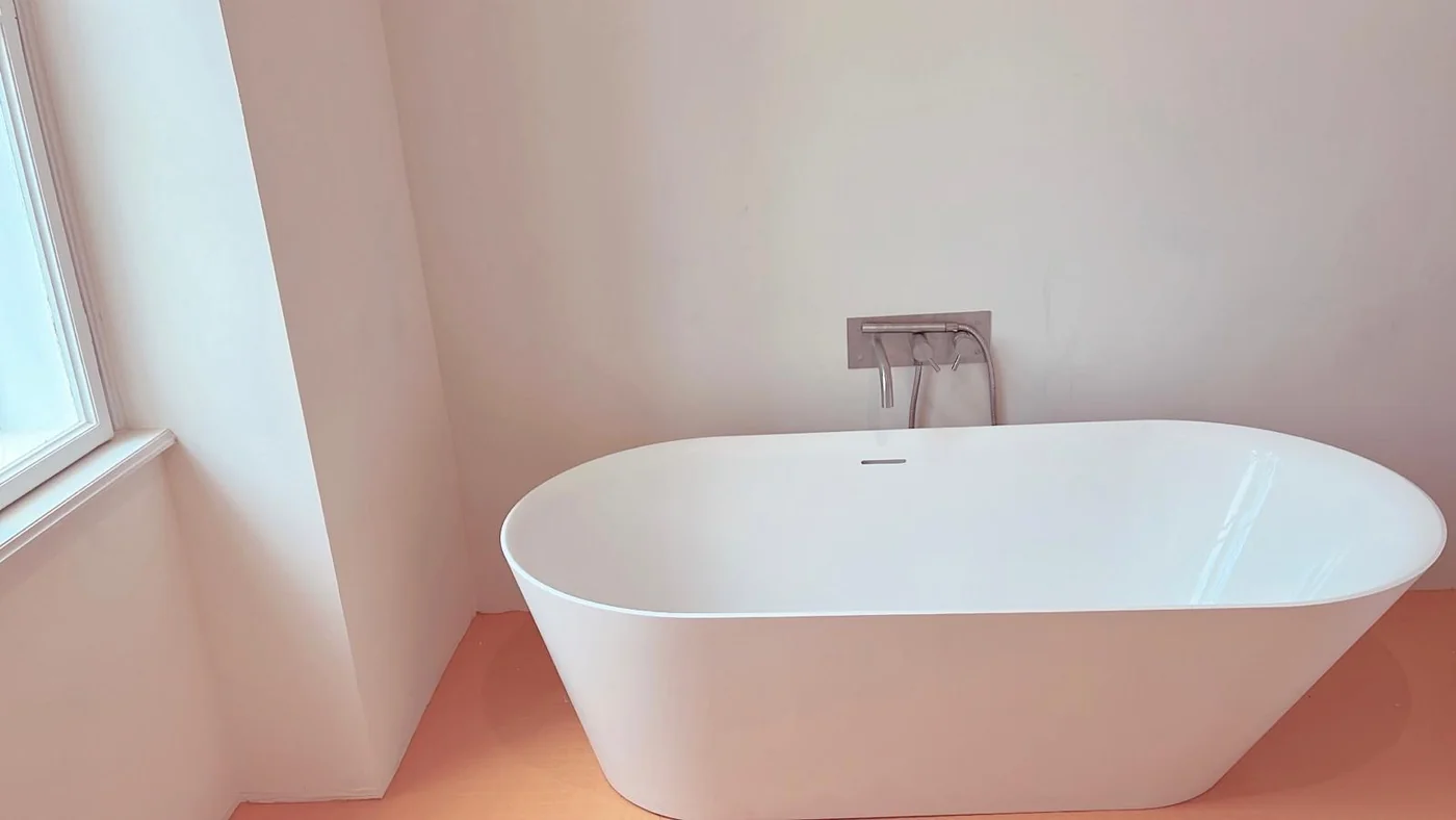Freistehende Badewanne mit Wandarmatur in renoviertem Bad — Referenz 2F Installation