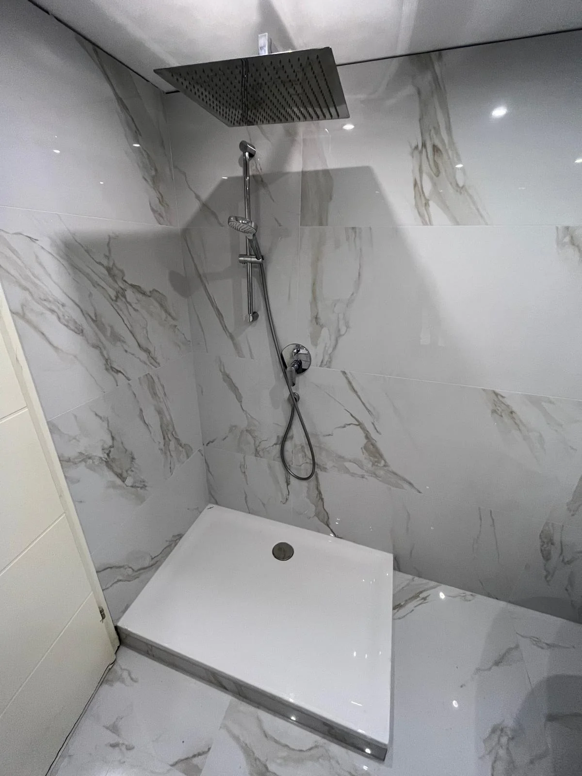 Walk-in-Dusche mit Marmor-Fliesen und Regenduschkopf — Referenz 2F Installation