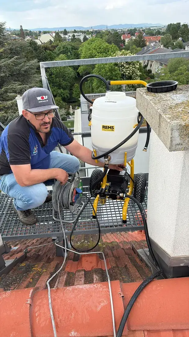 Dichtheitsprüfung Wien — Druckprobe der Wasserleitung mit REMS-Prüfpumpe am Dach durch 2F Installation OG (Lecksuche und Funktionskontrolle)