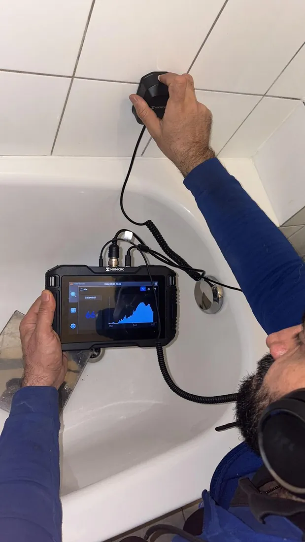 Akustische Leckortung Wien — Ortung einer Undichtigkeit an der Badewanne mit HIKMICRO-Akustikmessgerät durch 2F Installation OG